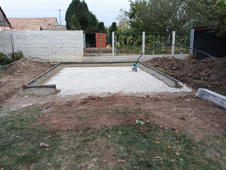 Dokončená menšia betónová základová doska