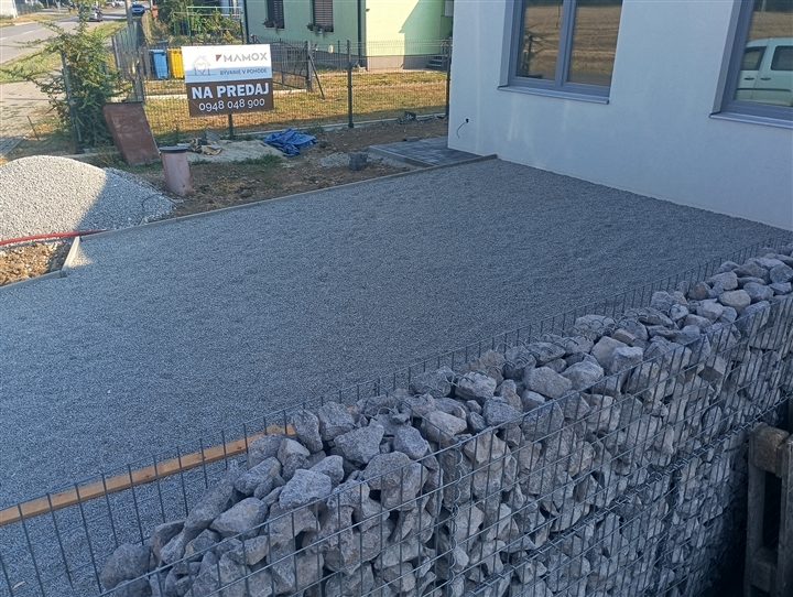 Štrkový podklad a obrubníky pri dome